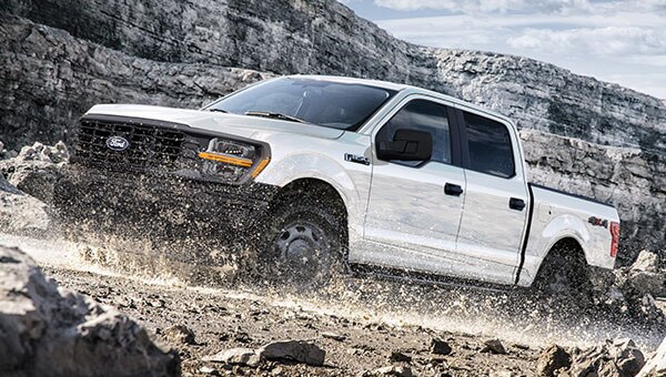 F-150 blanca mostrando sus capacidades 4x4.
