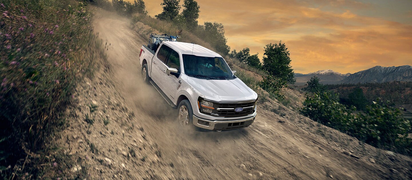 Ford F-150 en terreno terroso mostrando sus capacidades todo terreno.