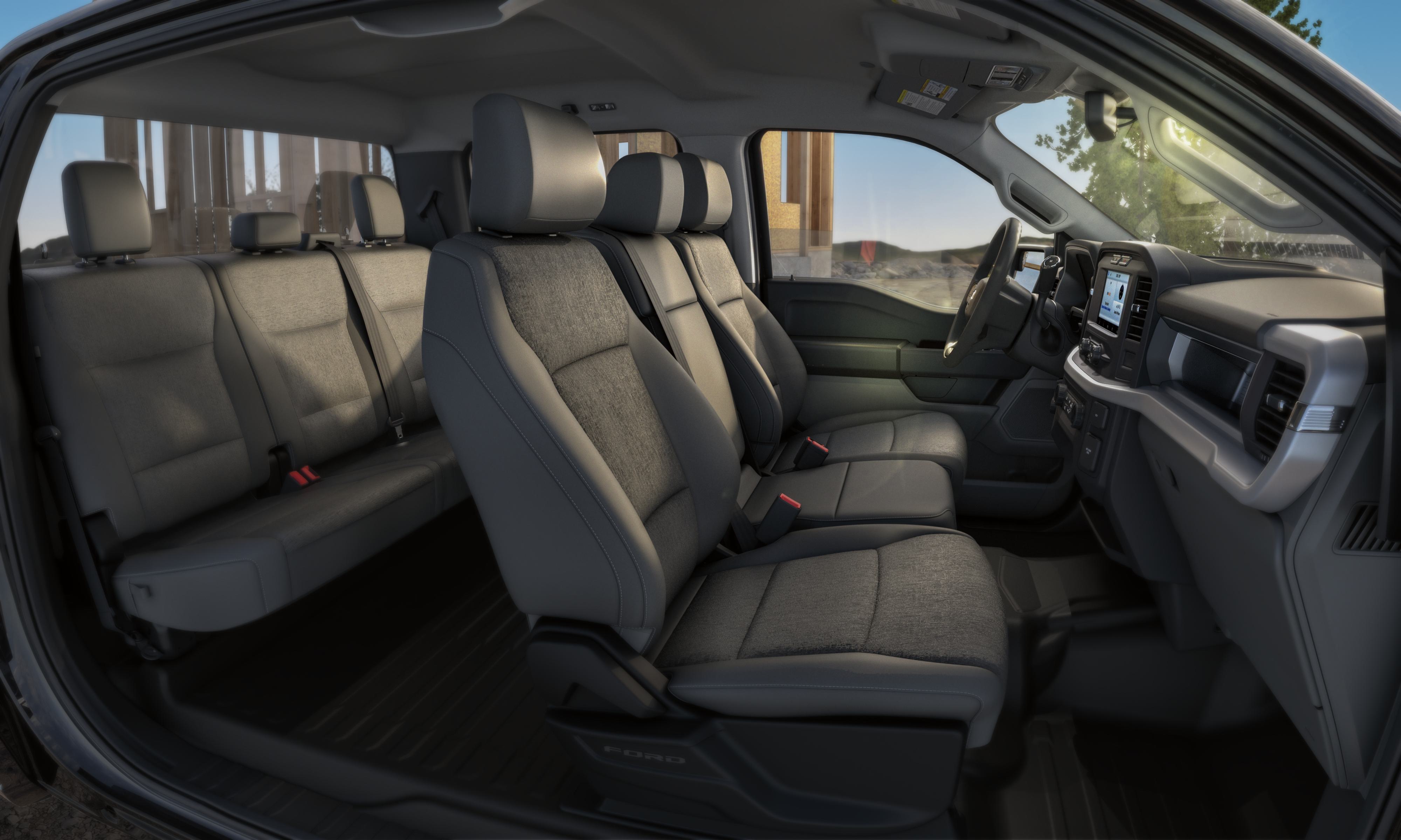 Interior de F-150 con asientos de tela, mostrando la configuración de banca delantera para 6 ocupantes.