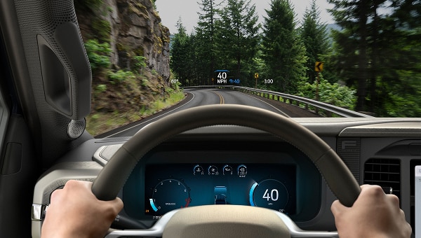 Vista desde el asiento del conductor de Ford Lobo 2026, mostrando el Head-Up Display proyectado en el parabrisas con la velocidad y el clúster digital en el tablero.
