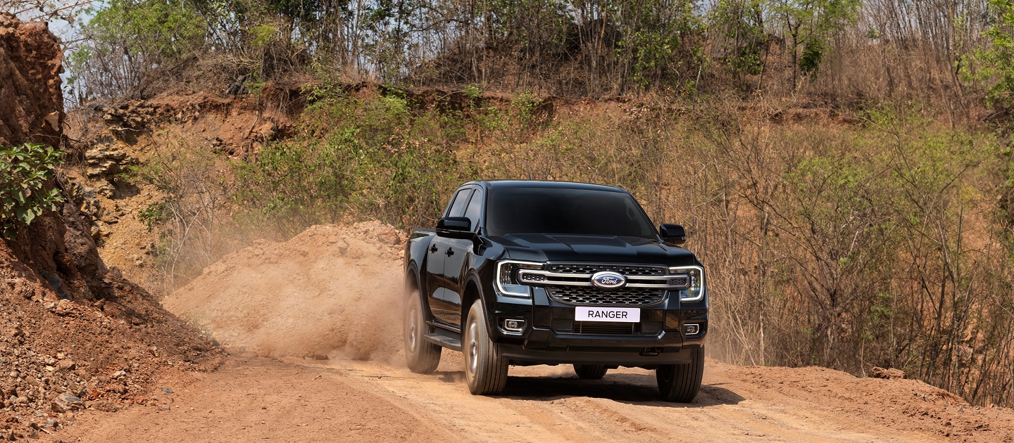 Ford Ranger 2026 negra en camino de tierra.