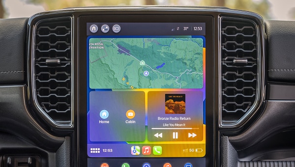 Pantalla táctil central de Ford Ranger 2026 con navegación y controles de infoentretenimiento.