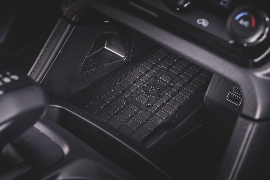 Cargador inalámbrico y puertos USB en consola central de Ford Ranger.