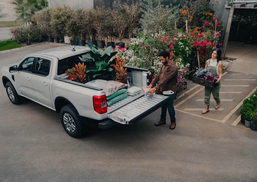 Ford Ranger plateada cargando plantas en un vivero.