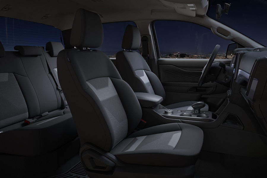 Interior de Ford Ranger de noche, mostrando los asientos y la cabina.