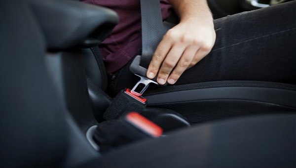 Persona abrochándose el cinturón de seguridad en Ford Ranger.