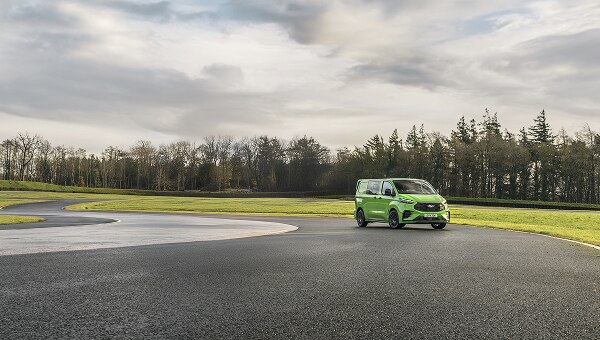 One Stop Shop Vehicles – grønn Ford-varebil som kjører på spor