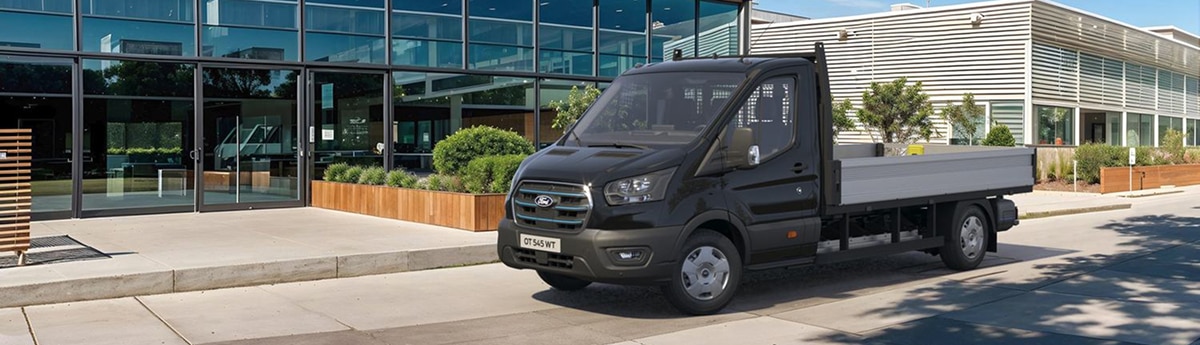 Obraz główny Ford Pro Conversions z czarnym Transit skrzynia otwarta zaparkowanym przed budynkiem.