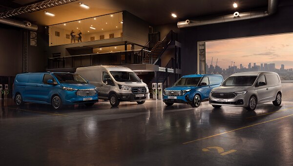 Alinierea vehiculelor comerciale Ford Pro în interiorul facilității.