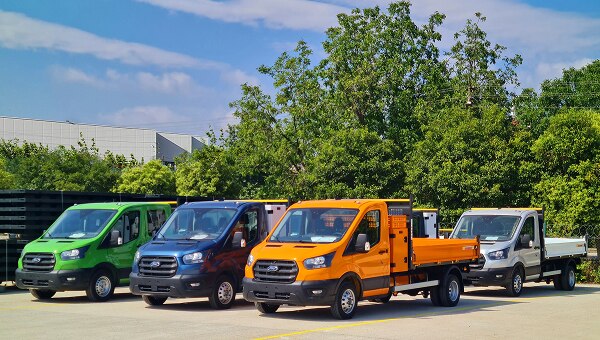 Ford tarafından dönüştürülmüş araçlardan oluşan filo park halinde