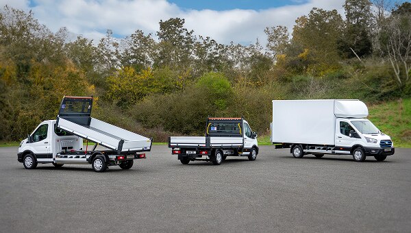 Damperli kamyonlar ve Luton van dönüşümleri dahil Ford Transit serisi