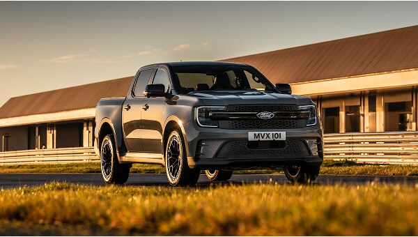 Gün batımında binanın dışına park edilmiş Ford Ranger pickup