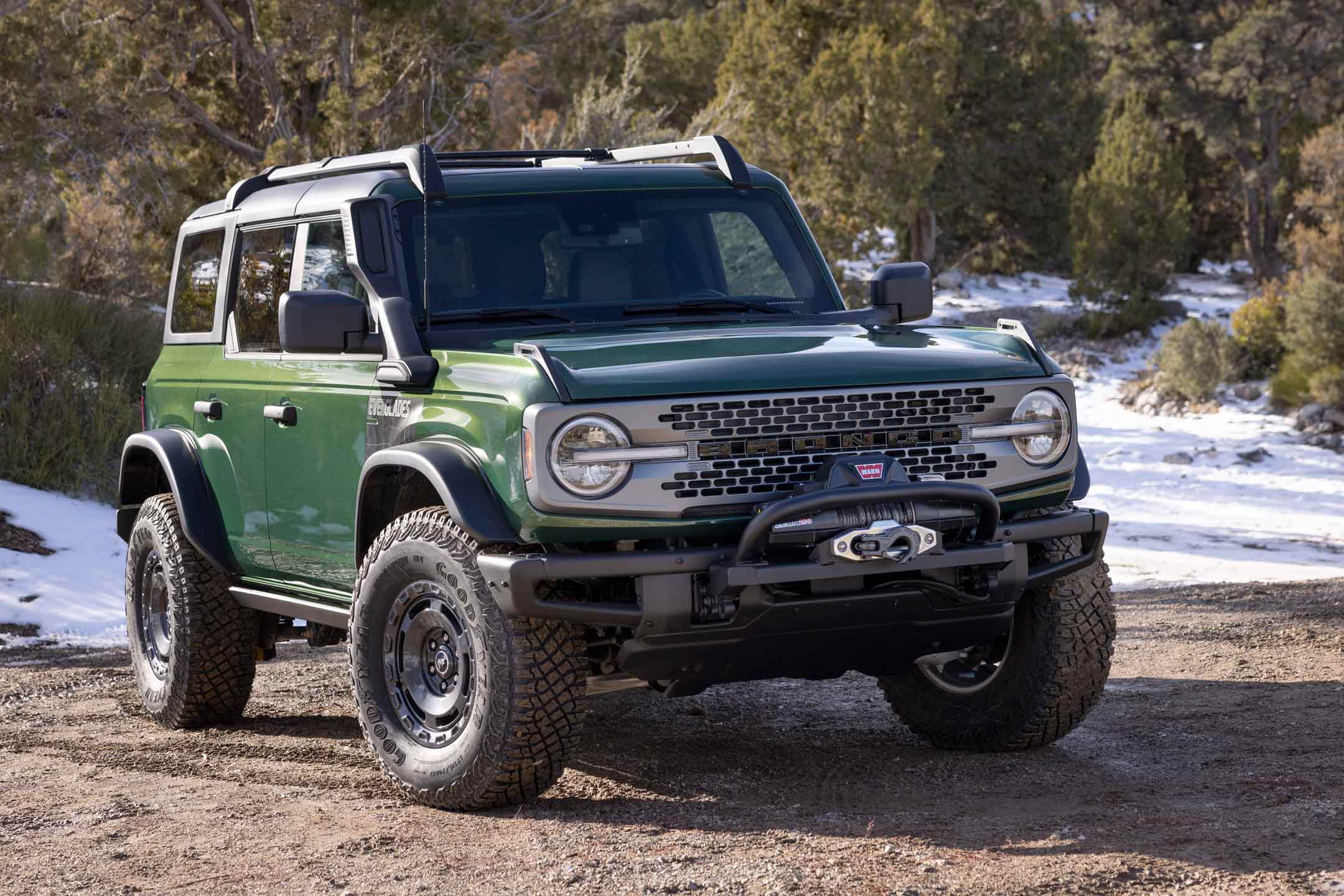 Four-door 2023 Ford Bronco® Everglades™ model in Eruption Green Metallic